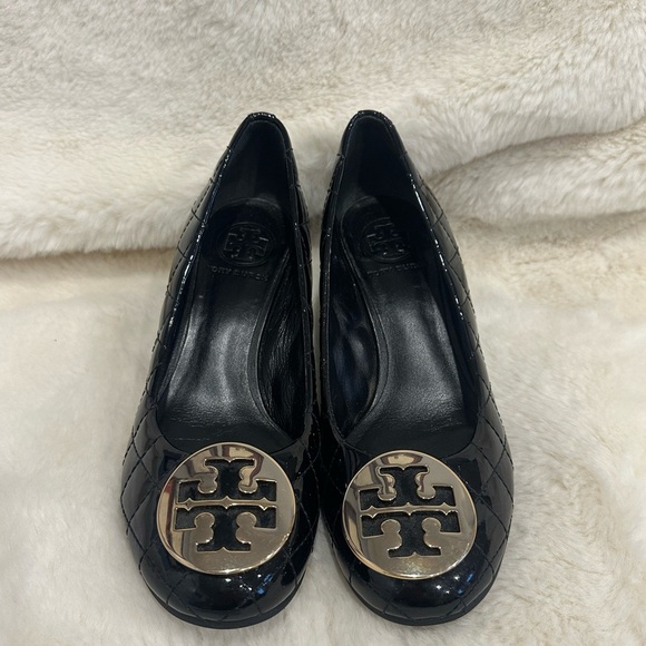 Tory Burch Quilted Patent Leather Logo Wedges – Black, Size 6 - Picture 1 of 13